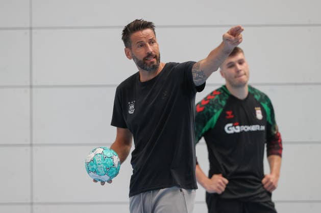 22.07.2026, xtgx, Handball, Opel HBL, SC Magdeburg Auftakttraining v.l. Bennet Wiegert (Magdeburg, Trainer) gibt Anweisungen, gestikuliert mit den Armen, gesticulate, gives instructions Magdeburg *** July 22, 2026, xtgx, Handball, Opel HBL, SC Magdeburg: First training session of the season by Bennet Wiegert in Magdeburg; coach gives instructions, gesturing with his arms, gesticulate, gives instructions in Magdeburg