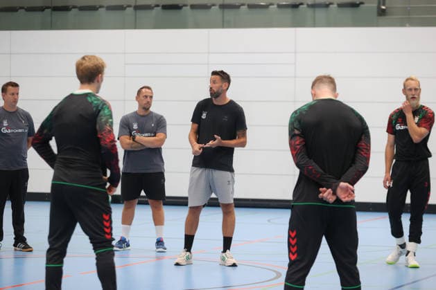 22.07.2026, xtgx, Handball, Opel HBL, SC Magdeburg Auftakttraining v.l. Mannschaftskreis um Bennet Wiegert (Magdeburg, Trainer) Magdeburg *** July 22, 2026, xtgx, Handball, Opel HBL, SC Magdeburg: First training session of the season; team photo featuring Bennet Wiegert; Magdeburg, Magdeburg coach