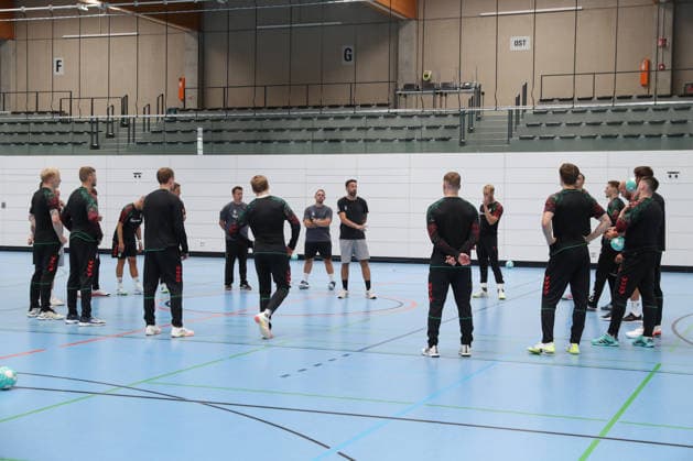 22.07.2026, xtgx, Handball, Opel HBL, SC Magdeburg Auftakttraining v.l. Mannschaftskreis um Bennet Wiegert (Magdeburg, Trainer) Magdeburg *** July 22, 2026, xtgx, Handball, Opel HBL, SC Magdeburg: First training session of the season; team photo featuring Bennet Wiegert; Magdeburg, Magdeburg coach