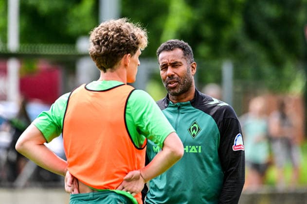 22.07.2026, AUT, Fußball, Herren, 1. Bundesliga, Trainingslager, Saison 2026 2027, Zell am Ziller, SV Werder Bremen Trainer Daniel Thioune (Werder Bremen) unterhält sich mit Jens Stage (Werder Bremen, 6) Zell am Ziller Parkstadion Tirol Österreich *** July 22, 2026, Austria, Soccer, Men s, 1. Bundesliga, Training Camp, 2026–2027 Season, Zell am Ziller, SV Werder Bremen Coach Daniel Thioune of Werder Bremen talks with Jens Stage of Werder Bremen, 6 Zell am Ziller Parkstadion, Tyrol, Austria Copyright: xNordphotox xHafnerx