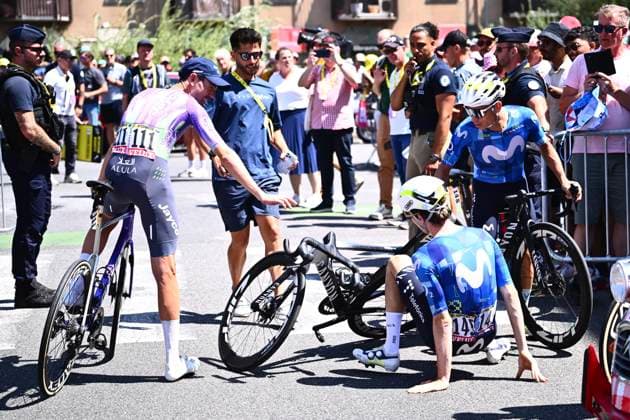 Tour de France 2026 Stage 17 VOIRON, FRANCE - JULY 22 : crash of Hessmann Michel (GER) of Movistar Team during stage 17 of the 113rd edition of Tour de France an UCI World Tour 2.UWT cycling road race stage for Men Elite of 175 km with start in Chambery and finish in Voiron on July 22, 2026 in Voiron, France, 22 07 2026 ( Motordriver Kurt Vandenborre - Voiron France  Copyright: xGvgx