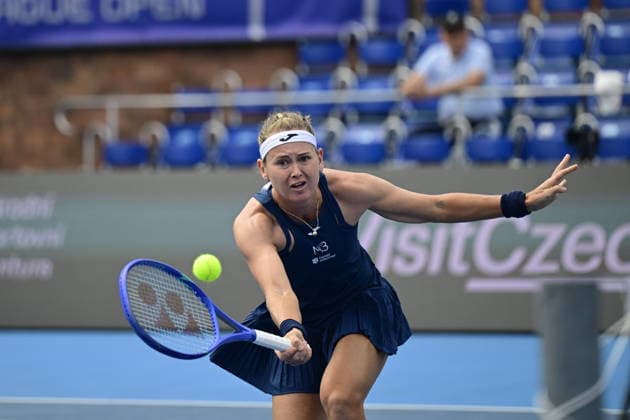 Marie Bouzkova of Czech Republic returns a ball to Carol Young Suh Lee of USA during the women s WTA, Tennis Damen 250 Livesport Prague Open 2026 tennis tournament match, on July 22, 2026, in Prague, Czech Republic. (CTKxPhoto RomanxVondrous) CTKPhotoP2026072203380  CTKPhotoP2026072203380