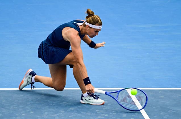 Marie Bouzkova of Czech Republic returns a ball to Carol Young Suh Lee of USA during the women s WTA, Tennis Damen 250 Livesport Prague Open 2026 tennis tournament match, on July 22, 2026, in Prague, Czech Republic. (CTKxPhoto RomanxVondrous) CTKPhotoP2026072203439  CTKPhotoP2026072203439