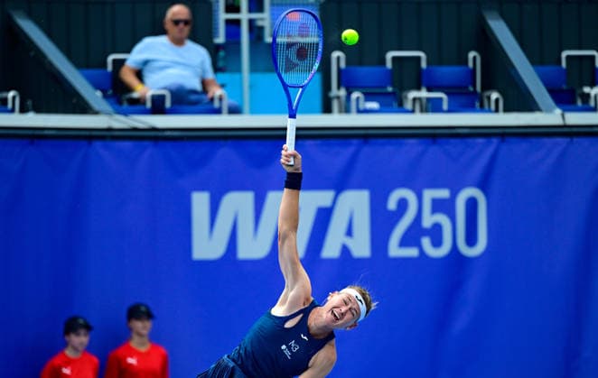 Marie Bouzkova of Czech Republic returns a ball to Carol Young Suh Lee of USA during the women s WTA, Tennis Damen 250 Livesport Prague Open 2026 tennis tournament match, on July 22, 2026, in Prague, Czech Republic. (CTKxPhoto RomanxVondrous) CTKPhotoP2026072203454  CTKPhotoP2026072203454
