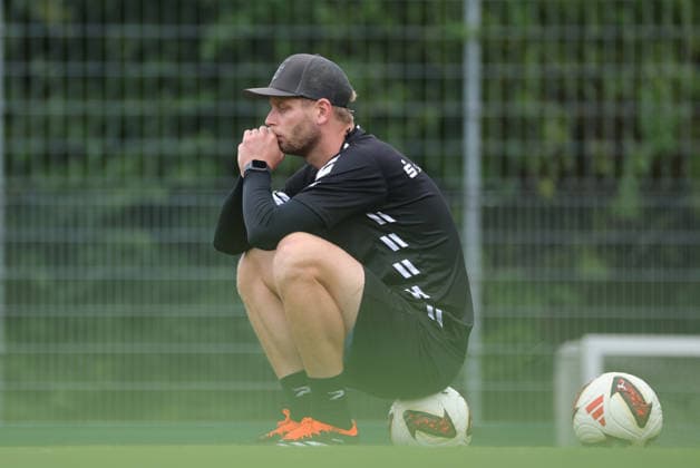 220626 Halle Saale Sachsen Anhalt Fußball Hallescher FC Halle HFC Regionalliga Nordost 4. Liga Männer Saison 2025 2026 Training Robert Schröder Trainer ( Hallescher FC) nachdenklich *** 220626 Halle, Saale, Saxony-Anhalt; Sports; Soccer; Hallescher FC (Halle); HFC; Northeast Regional League; 4th Division; Men; 2025–2026 Season; Practice; Robert Schröder, Hallescher FC Coach, looking pensive
