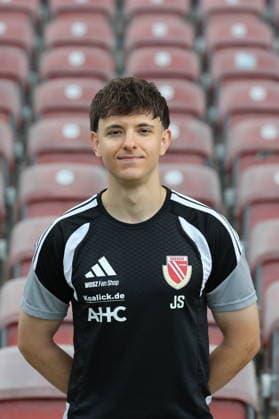 Josua Skratek (Fitnesstrainer); FC Energie Cottbus; 2.Liga, Porträttermin 2026 2027 Fussball 2. Liga 2026 2027 Offizieller Portraitermin FC Energie Cottbus *** Josua Skratek, Fitness Coach for FC Energie Cottbus (2. Bundesliga), Portrait Session 2026–2027, Soccer (2. Bundesliga) 2026–2027, Official Portrait Session for FC Energie Cottbus