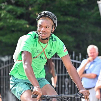 22.07.2026, AUT, Fußball, Herren, 1. Bundesliga, Trainingslager, Saison 2026 2027, Zell am Ziller, SV Werder Bremen Skelly Alvero (Werder Bremen, 28) ist nachgereist und radelt zu seinem ersten Training im Zillertal Zell am Ziller Parkstadion Tirol Österreich *** July 22, 2026, Austria, Soccer, Men s, 1. Bundesliga, Training Camp, 2026–2027 Season, Zell am Ziller, SV Werder Bremen’s Skelly Alvero, 28, has joined the team and is biking to his first training session in the Zillertal at the Zell am Ziller Parkstadion in Tyrol, Austria Copyright: xNordphotox xHafnerx