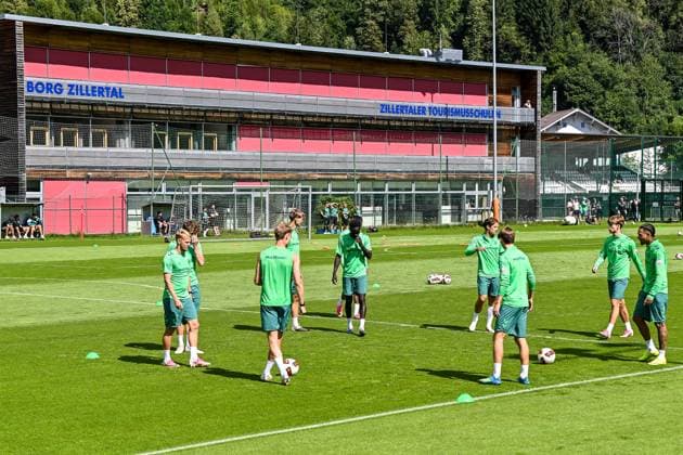 22.07.2026, AUT, Fußball, Herren, 1. Bundesliga, Trainingslager, Saison 2026 2027, Zell am Ziller, SV Werder Bremen aufwärmen mit Ball, im Hintergrund die Zillertaler Tourismusschule Zell am Ziller Parkstadion Tirol Österreich *** July 22, 2026, Austria, Soccer, Men s, 1. Bundesliga, Training Camp, 2026–2027 Season, Zell am Ziller, SV Werder Bremen warming up with the ball; in the background, the Zillertal Tourism School, Zell am Ziller Parkstadion, Tyrol, Austria Copyright: xNordphotox xHafnerx
