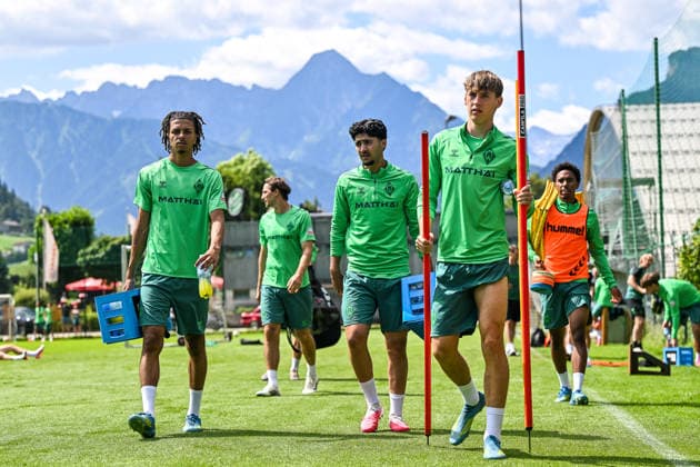 22.07.2026, AUT, Fußball, Herren, 1. Bundesliga, Trainingslager, Saison 2026 2027, Zell am Ziller, SV Werder Bremen Kenny Quentant (Werder Bremen, 19), Darwin Soylu (Werder Bremen, 34), Luca Höcker (Werder Bremen, 35) Zell am Ziller Parkstadion Tirol Österreich *** July 22, 2026, Austria, Soccer, Men s, 1. Bundesliga, Training Camp, 2026–2027 Season, Zell am Ziller, SV Werder Bremen: Kenny Quentant (Werder Bremen, 19), Darwin Soylu (Werder Bremen, 34), Luca Höcker (Werder Bremen, 35); Zell am Ziller Parkstadion, Tyrol, Austria Copyright: xNordphotox xHafnerx