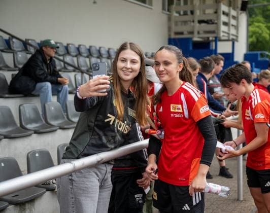 Fußball, Frauen, Saison 2026 2027, Google Pixel Frauen-Bundesliga, 1. FC Union Berlin, Trainingslager in Neuruppin, Torfrau Nelly Smolarczyk (1. Frauen 1. FC Union) und Fan, 22.07. 2026, *** Soccer, Women, 2026–2027 Season, Google Pixel Women s Bundesliga, 1. FC Union Berlin, Training Camp in Neuruppin, Goalkeeper Nelly Smolarczyk of 1. FC Union Berlin s Women s Team and a Fan, July 22, 2026, Copyright: xMatthiasxKochx