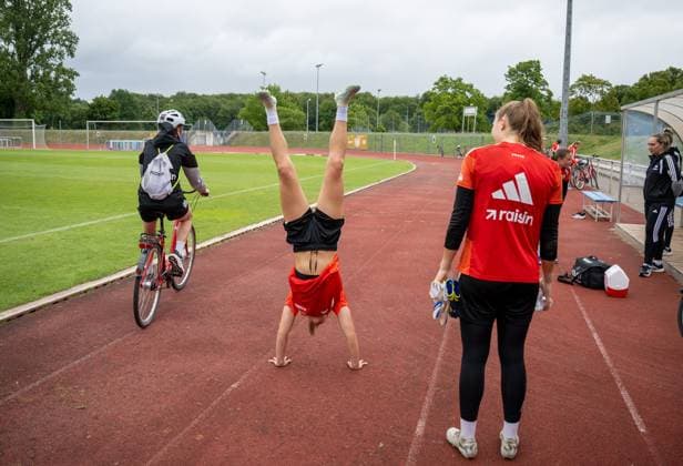Fußball, Frauen, Saison 2026 2027, Google Pixel Frauen-Bundesliga, 1. FC Union Berlin, Trainingslager in Neuruppin, v. l. Handstand Leela Egli (1. Frauen 1. FC Union), Torfrau Nadine Böhi (1. Frauen 1. FC Union), 22.07. 2026, *** Soccer, Women, 2026–2027 Season, Google Pixel Women’s Bundesliga, 1. FC Union Berlin, Training Camp in Neuruppin, from left: Leela Egli (Women’s Team 1, 1. FC Union) doing a handstand, goalkeeper Nadine Böhi (Women’s Team 1, 1. FC Union), July 22, 2026, Copyright: xMatthiasxKochx