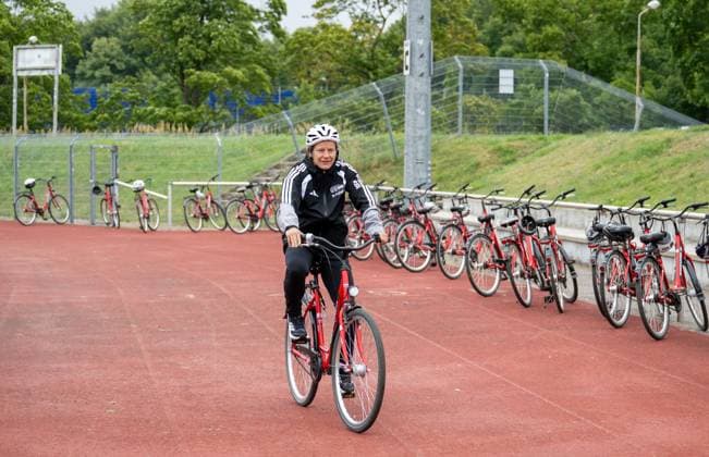 Fußball, Frauen, Saison 2026 2027, Google Pixel Frauen-Bundesliga, 1. FC Union Berlin, Trainingslager in Neuruppin, Jennifer Zietz (Geschäftsführerin Profifußball Frauen 1. FC Union Berlin) auf dem Fahrrad, 22.07. 2026, *** Soccer, Women, 2026–2027 Season, Google Pixel Women s Bundesliga, 1. FC Union Berlin, Training Camp in Neuruppin, Jennifer Zietz, Managing Director of Women s Professional Soccer at 1. FC Union Berlin, on a bicycle, July 22, 2026, Copyright: xMatthiasxKochx