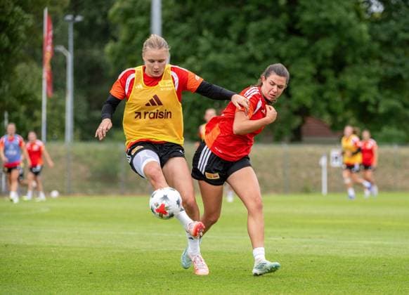 Fußball, Frauen, Saison 2026 2027, Google Pixel Frauen-Bundesliga, 1. FC Union Berlin, Trainingslager in Neuruppin, v. l. Jella Veit (1. Frauen 1. FC Union), Leela Egli (1. Frauen 1. FC Union), 22.07. 2026, *** Soccer, Women, 2026–2027 Season, Google Pixel Women s Bundesliga, 1. FC Union Berlin, Training Camp in Neuruppin, from left: Jella Veit (Women s 1st Team, 1. FC Union), Leela Egli (Women s 1st Team, 1. FC Union), July 22, 2026, Copyright: xMatthiasxKochx