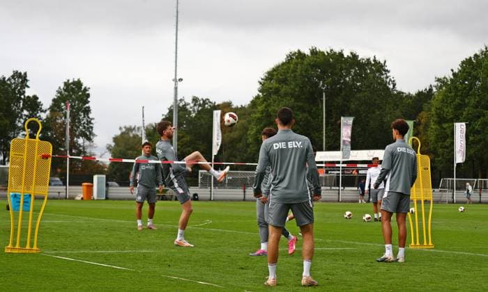 22.07.2026, NED, Fußball, Herren, 1. Bundesliga, Saison 2026 2027, Trainingslager, Rasenplatz , SV Elversberg Die Mannschaft der SV 07 Elversberg beim Fußball-Tennis, Florian Le Joncour am Ball Stroe Rasenplatz Gelderland Niederlande *** July 22, 2026, NED, Soccer, Men s, 1. Bundesliga, 2026–2027 season, training camp, grass field, SV Elversberg The SV 07 Elversberg team playing soccer tennis, Florian Le Joncour with the ball, Stroe grass field, Gelderland, Netherlands Copyright: xNordphotox xSMx