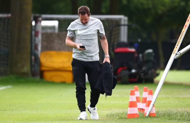 22.07.2026, NED, Fußball, Herren, 1. Bundesliga, Saison 2026 2027, Trainingslager, Rasenplatz , SV Elversberg Sportdirektor Christian Weber ( Elversberg ) an seinem Smartphone Stroe Rasenplatz Gelderland Niederlande *** July 22, 2026, NED, Soccer, Men s, 1st Bundesliga, 2026–2027 Season, Training Camp, Grass Field, SV Elversberg Sports Director Christian Weber, Elversberg, on his smartphone, Stroe, Grass Field, Gelderland, Netherlands Copyright: xNordphotox xSMx