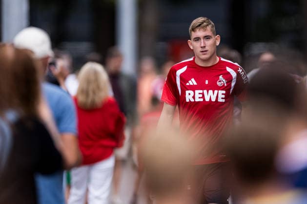 COLOGNE, GERMANY - JULY 22: Isak Johannesson (1. FC Koeln, 8) walking through the crowd of fans before a training session of season 2026 27 at Geissbockheim on July 22, 2026 in Cologne, Germany. North Rhine Westphalia Germany Copyright: xSteffiexWunderlx