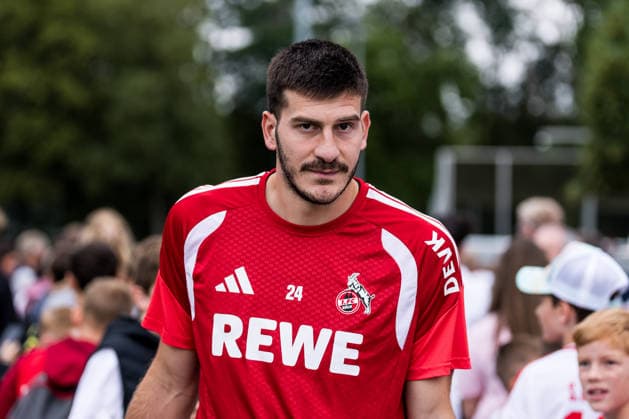 COLOGNE, GERMANY - JULY 22: Luka Lochoshvili (1. FC Koeln, 24) walking through the crowd of fans before a training session of season 2026 27 at Geissbockheim on July 22, 2026 in Cologne, Germany. North Rhine Westphalia Germany Copyright: xSteffiexWunderlx