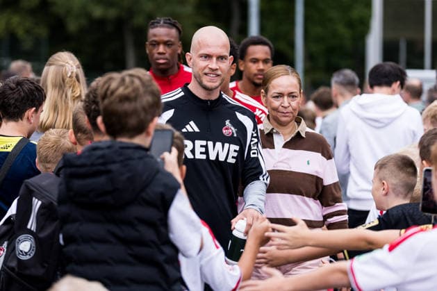 COLOGNE, GERMANY - JULY 22: Rene Wagner (Head Coach 1. FC Koeln) walking through the crowd of fans before a training session of season 2026 27 at Geissbockheim on July 22, 2026 in Cologne, Germany. North Rhine Westphalia Germany Copyright: xSteffiexWunderlx