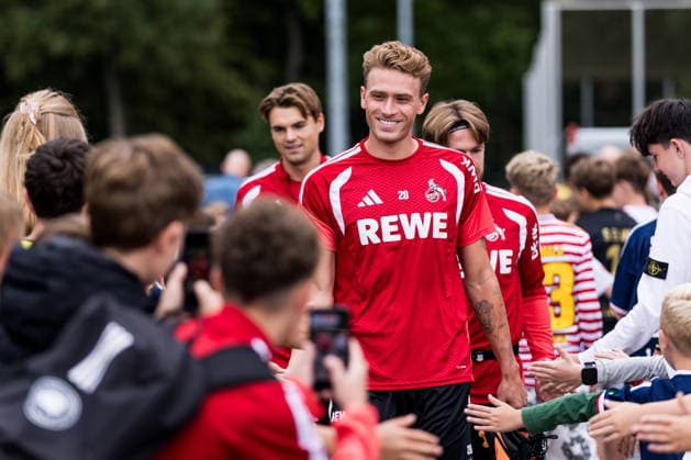 COLOGNE, GERMANY - JULY 22: Sebastian Sebulonsen (1. FC Koeln, 28) walking through the crowd of fans before a training session of season 2026 27 at Geissbockheim on July 22, 2026 in Cologne, Germany. North Rhine Westphalia Germany Copyright: xSteffiexWunderlx