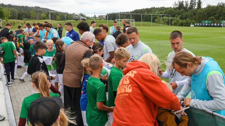 VfL Trainingslager, Weimarer Land Blankenhain, 22.07.2026, Fußball, Herren, Saison 2026 2027, 2. BL, VfL Wolfsburg, Sommer-Trainingslager: Tag 4. Autogrammstunde mit Kinder Weimarer Land, Thüringen Deutschland *** VfL Training Camp, Weimarer Land Blankenhain, July 22, 2026, Soccer, Men s, 2026–2027 Season, 2nd Bundesliga, VfL Wolfsburg, Summer Training Camp Day 4: Autograph Session with Children in Weimarer Land, Thuringia, Germany