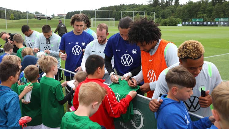 VfL Trainingslager, Weimarer Land Blankenhain, 22.07.2026, Fußball, Herren, Saison 2026 2027, 2. BL, VfL Wolfsburg, Sommer-Trainingslager: Tag 4. Autogrammstunde mit Kinder Weimarer Land, Thüringen Deutschland *** VfL Training Camp, Weimarer Land Blankenhain, July 22, 2026, Soccer, Men s, 2026–2027 Season, 2nd Bundesliga, VfL Wolfsburg, Summer Training Camp Day 4: Autograph Session with Children in Weimarer Land, Thuringia, Germany