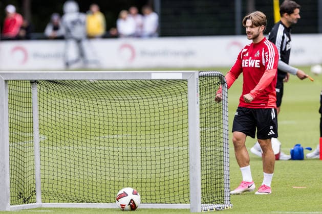 COLOGNE, GERMANY - JULY 22: Jan Thielmann (1. FC Koeln, 29) cheering during a training session of season 2026 27 at Geissbockheim on July 22, 2026 in Cologne, Germany. North Rhine Westphalia Germany Copyright: xSteffiexWunderlx