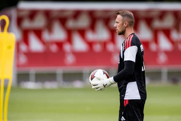COLOGNE, GERMANY - JULY 22: Marvin Schwaebe (Schwäbe, Schwabe, 1. FC Koeln, 1) holding a ball during a training session of season 2026 27 at Geissbockheim on July 22, 2026 in Cologne, Germany. North Rhine Westphalia Germany Copyright: xSteffiexWunderlx
