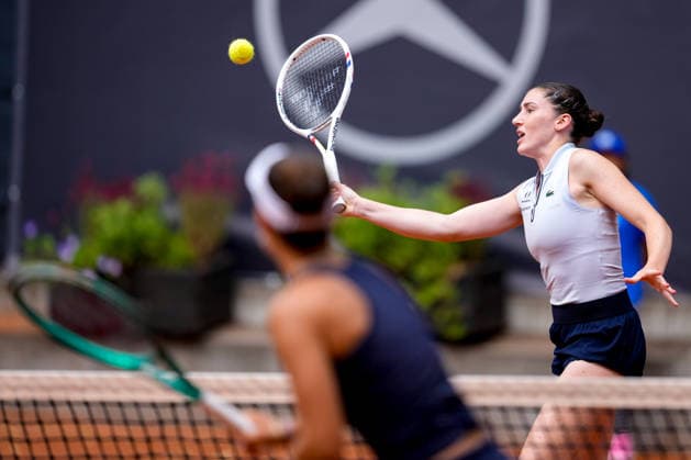 MSC Hamburg Ladies Open - Day 3 Elsa Jacquemot of France plays against Tessa Johanna Brockmann of Germany during their Round of 32 match at the 2026 MSC Hamburg Ladies Open Women s tennis tournament at Am Rothenbaum in Hamburg, Germany. Hamburg Hamburg Germany  Copyright: xOwenxHammondx originalFilename:hammond-2026msch260722_npHB2.jpg