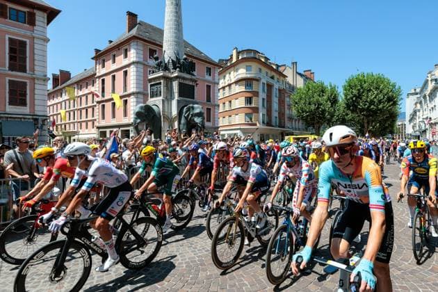 TOUR DE FRANCE ETAPE 17 CHAMBERY - VOIRON PHOTOPQR LE DAUPHINE Grégory YETCHMENIZA ; Chambéry ; 22 07 2026 ; Chambéry (Savoie), 22 juillet. TOUR DE FRANCE ETAPE 17 CHAMBERY - VOIRON Passage du peloton devant la fontaine des éléphants Ambiance dans les rues de Chambéry. Grégory Yetchmeniza Le Dauphiné Libéré stage 17 of the 2026 Tour de France cycling race, a stage of 175km from Chambery to Voiron, on Wednesday 22 July 2026. Chambéry Savoie Rhône-Alpes France  Copyright: xPHOTOPQR LExDAUPHINE MAXPPPxGrégoryxYETCHMENIZAx 20260722JDL3345 20260722JDL3345