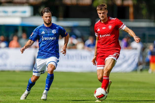 SOCCER - Schalke vs Kharkiv, test match KEMATEN,AUSTRIA,22.JUL.26 - SOCCER - 1. DFL, 1. Deutsche Bundesliga, Premjer-Liha, FC Schalke 04 vs FC Kharkiv, test match. Image shows Adrian Gantenbein (Schalke) and Denys Antiukh (Kharkiv).  GEPAxpictures xMarkoxVulic
