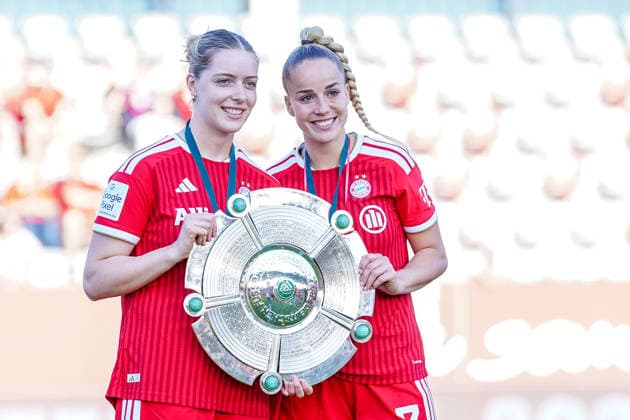 Die deutschen Nationalspielerinnen Alara Sehitler (14 Bayern) und Giulia Gwinn (7 FC Bayern) feiern mit der Meisterschale den Sieg der Deutschen Meisterschaft der Google Pixel Frauen Bundesliga 2025 2026 am 09.05.2026. München FC Bayern Campus Bayern Deutschland *** German national team players Alara Sehitler (No. 14, Bayern) and Giulia Gwinn (No. 7, FC Bayern) celebrate their victory in the 2025–2026 Google Pixel Women’s Bundesliga with the championship trophy on May 9, 2026, at the FC Bayern Campus in Munich, Bavaria, Germany.