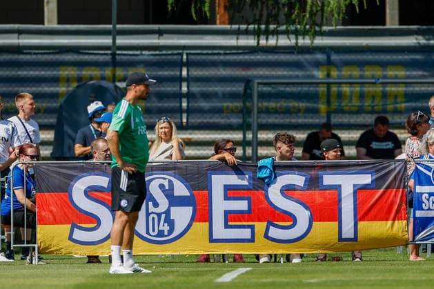 SOCCER - Schalke vs Kharkiv, test match KEMATEN,AUSTRIA,22.JUL.26 - SOCCER - 1. DFL, 1. Deutsche Bundesliga, Premjer-Liha, FC Schalke 04 vs FC Kharkiv, test match. Image shows a feature with a banner.  GEPAxpictures xMarkoxVulic