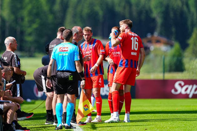 Frank Schmidt (1. FC Heidenheim, Trainer) mit Spielern bei Unterbrechung ITA, FC Bologna vs. 1. FC Nürnberg, Fussball, Testspiel, Saison 2026 2027, 22.07.2026 ITA, FC Bologna vs. 1. FC Nürnberg, Fussball, Testspiel, Saison 2026 2027, 22.07.2026 Mühlbach *** Frank Schmidt, 1 FC Heidenheim, coach with players during a break; ITA, FC Bologna vs. 1 FC Nürnberg, soccer, friendly match, 2026–2027 season, July 22, 2026, ITA, FC Bologna vs. 1 FC Nürnberg, soccer, friendly match, 2026–2027 season, July 22, 2026, Mühlbach Copyright: xEibner-Pressefoto MarcelxvonxFehrnx EP_MFN