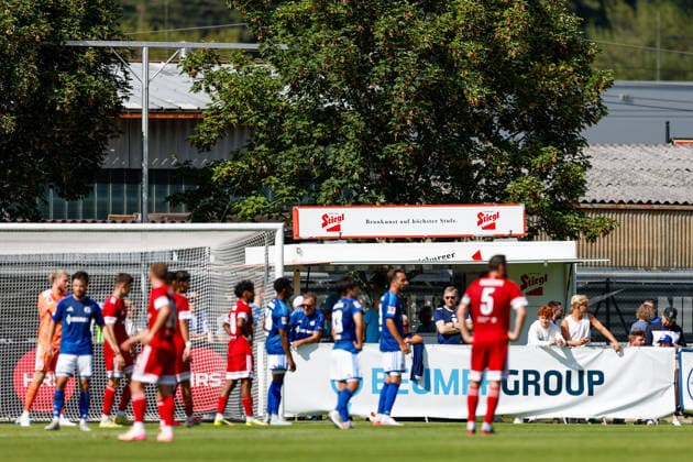 SOCCER - Schalke vs Kharkiv, test match KEMATEN,AUSTRIA,22.JUL.26 - SOCCER - 1. DFL, 1. Deutsche Bundesliga, Premjer-Liha, FC Schalke 04 vs FC Kharkiv, test match. Image shows both teams in front of a Stiegl advertisement.  GEPAxpictures xMarkoxVulic