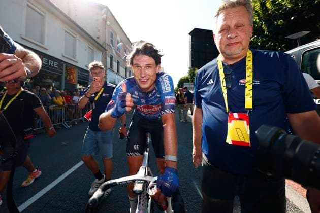 Tour de France 2026 Stage 17 VOIRON, FRANCE - JULY 22 : Philipsen Jasper (BEL) of Alpecin - Premier Tech celebrates the victory after stage 17 of the 113rd edition of Tour de France an UCI World Tour 2.UWT cycling road race stage for Men Elite of 175 km with start in Chambery and finish in Voiron on July 22, 2026 in Voiron, France, 22 07 2026 ( Motordriver Kurt Vandenborre - Voiron France  Copyright: xLucaxBettinix