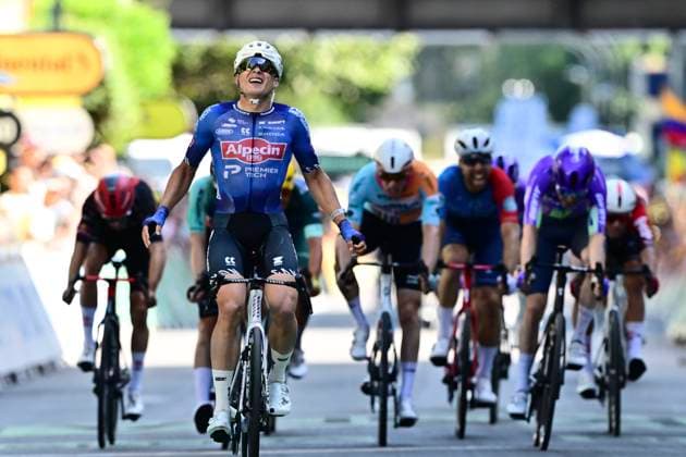 Tour de France 2026 Stage 17 VOIRON, FRANCE - JULY 22 : Philipsen Jasper (BEL) of Alpecin - Premier Tech wins the sprint during stage 17 of the 113rd edition of Tour de France an UCI World Tour 2.UWT cycling road race stage for Men Elite of 175 km with start in Chambery and finish in Voiron on July 22, 2026 in Voiron, France, 22 07 2026 ( Motordriver Kurt Vandenborre - Voiron France  Copyright: xPeterxDexVoechtx