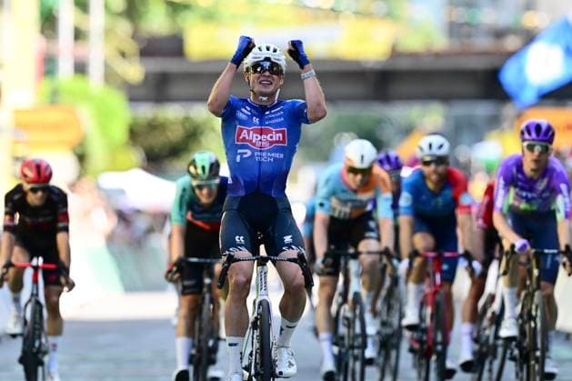 Tour de France 2026 Stage 17 VOIRON, FRANCE - JULY 22 : Philipsen Jasper (BEL) of Alpecin - Premier Tech wins the sprint during stage 17 of the 113rd edition of Tour de France an UCI World Tour 2.UWT cycling road race stage for Men Elite of 175 km with start in Chambery and finish in Voiron on July 22, 2026 in Voiron, France, 22 07 2026 ( Motordriver Kurt Vandenborre - Voiron France  Copyright: xPeterxDexVoechtx