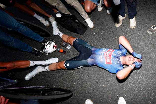 Tour de France 2026 Stage 17 VOIRON, FRANCE - JULY 22 : Philipsen Jasper (BEL) of Alpecin - Premier Tech celebrates the victory after stage 17 of the 113rd edition of Tour de France an UCI World Tour 2.UWT cycling road race stage for Men Elite of 175 km with start in Chambery and finish in Voiron on July 22, 2026 in Voiron, France, 22 07 2026 ( Motordriver Kurt Vandenborre - Voiron France  Copyright: xLucaxBettinix