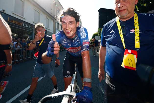 Tour de France 2026 Stage 17 VOIRON, FRANCE - JULY 22 : Philipsen Jasper (BEL) of Alpecin - Premier Tech celebrates the victory after stage 17 of the 113rd edition of Tour de France an UCI World Tour 2.UWT cycling road race stage for Men Elite of 175 km with start in Chambery and finish in Voiron on July 22, 2026 in Voiron, France, 22 07 2026 ( Motordriver Kurt Vandenborre - Voiron France  Copyright: xLucaxBettinix