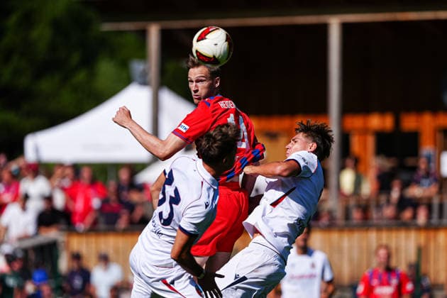 Kopfballduell Luftzweikampf Juan Miranda (FC Bologna, 33), Maximilian Breuning (1. FC Heidenheim, 14), Eivind Helland (FC Bologna, 05) ITA, FC Bologna vs. 1. FC Heidenheim, Fussball, Testspiel, Saison 2026 2027, 22.07.2026 ITA, FC Bologna vs. 1. FC Heidenheim, Fussball, Testspiel, Saison 2026 2027, 22.07.2026 Mühlbach *** Heading duel, aerial duel: Juan Miranda (FC Bologna, 33), Maximilian Breuning (1 FC Heidenheim, 14), Eivind Helland (FC Bologna, 05) ITA, FC Bologna vs. 1 FC Heidenheim, Soccer, Friendly, 2026–2027 Season, July 22, 2026, ITA, FC Bologna vs. 1 FC Heidenheim, Soccer, Friendly, 2026–2027 Season, July 22, 2026, Mühlbach Copyright: xEibner-Pressefoto MarcelxvonxFehrnx EP_MFN
