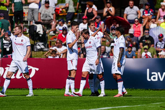 Torjubel FC Bologna nach Tor zum 1:0 per Kopfball Santiago Castro (FC Bologna, 09) ITA, FC Bologna vs. 1. FC Heidenheim, Fussball, Testspiel, Saison 2026 2027, 22.07.2026 ITA, FC Bologna vs. 1. FC Heidenheim, Fussball, Testspiel, Saison 2026 2027, 22.07.2026 Mühlbach *** FC Bologna celebrates after Santiago Castro scores the 1-0 goal with a header, FC Bologna, 09 ITA, FC Bologna vs. 1 FC Heidenheim, soccer, friendly match, 2026–2027 season, July 22, 2026, Italy, FC Bologna vs. 1 FC Heidenheim, soccer, friendly match, 2026–2027 season, July 22, 2026, Mühlbach Copyright: xEibner-Pressefoto MarcelxvonxFehrnx EP_MFN