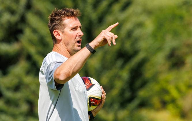 22.07.2026 - Fussball - 2. Fussball-Bundesliga - Saison 2026 2027 - 1. FC Nürnberg FCN Club - Trainingslager Sommer Sommertrainingslager Gais - Bruneck - Südtirol - Zink DaMa - xdaxmax - Miroslav Miro Klose ( Trainer 1. FC Nürnberg FCN ) zeigt an gestikuliert dirigiert gibt Anweisungen *** July 22, 2026 Soccer 2 Soccer Bundesliga 2026–2027 Season 1. FC Nürnberg (FCN) Club Summer Training Camp Summer Training Camp in Gais, Bruneck, South Tyrol Zink DaMa xdaxmax Miroslav Miro Klose, Coach of 1. FC Nürnberg FCN points, gestures, directs, gives instructions