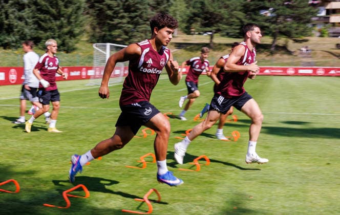 22.07.2026 - Fussball - 2. Fussball-Bundesliga - Saison 2026 2027 - 1. FC Nürnberg FCN Club - Trainingslager Sommer Sommertrainingslager Gais - Bruneck - Südtirol - Zink DaMa - xdaxmax - Justin von der Hitz (27, 1. FC Nürnberg FCN ) und Mannschaft Team wärmt sich auf *** July 22, 2026 Soccer 2 Soccer Bundesliga 2026–2027 Season 1 FC Nuremberg (FCN) Club Summer Training Camp Summer Training Camp in Gais, Brunico, South Tyrol Zink DaMa xdaxmax Justin von der Hitz 27, 1 FC Nuremberg (FCN) and the team warm up