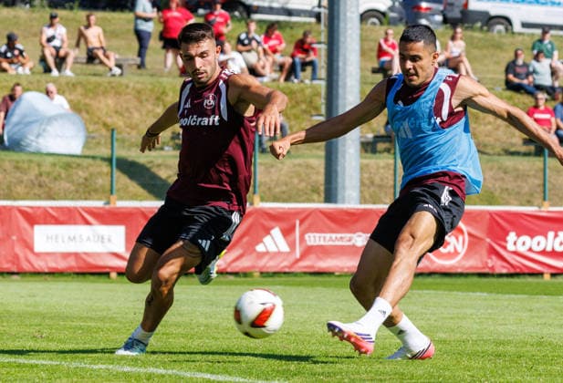 22.07.2026 - Fussball - 2. Fussball-Bundesliga - Saison 2026 2027 - 1. FC Nürnberg FCN Club - Trainingslager Sommer Sommertrainingslager Gais - Bruneck - Südtirol - Zink DaMa - xdaxmax - Alexios Kalogeropoulos (4, 1. FC Nürnberg FCN ) Ioannis Masouras (21, 1. FC Nürnberg FCN ) *** July 22, 2026 Soccer 2 Soccer Bundesliga 2026–2027 Season 1 FC Nuremberg FCN Club Summer Training Camp Summer Training Camp in Gais, Brunico, South Tyrol Zink DaMa xdaxmax Alexios Kalogeropoulos 4, 1 FC Nuremberg (FCN) Ioannis Masouras 21, 1 FC Nuremberg (FCN)