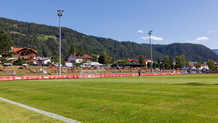22.07.2026 - Fussball - 2. Fussball-Bundesliga - Saison 2026 2027 - 1. FC Nürnberg FCN Club - Trainingslager Sommer Sommertrainingslager Gais - Bruneck - Südtirol - Zink DaMa - xdaxmax - Clubfan Clubfans FCN-Fans Fans beobachten Training *** July 22, 2026 Soccer 2 Bundesliga 2026–2027 Season 1 FC Nuremberg (FCN) Club Training Camp Summer Summer Training Camp Gais, Brunico, South Tyrol Zink DaMa xdaxmax Club Fans FCN Fans Fans Watching Practice
