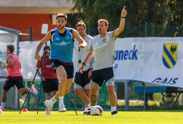 22.07.2026 - Fussball - 2. Fussball-Bundesliga - Saison 2026 2027 - 1. FC Nürnberg FCN Club - Trainingslager Sommer Sommertrainingslager Gais - Bruneck - Südtirol - Zink DaMa - xdaxmax - Styopa Mkrtchyan (5, 1. FC Nürnberg FCN ) Miroslav Miro Klose ( Trainer 1. FC Nürnberg FCN ) zeigt an gestikuliert dirigiert gibt Anweisungen *** July 22, 2026 Soccer 2 Soccer Bundesliga 2026–2027 Season 1 FC Nuremberg (FCN) Club Summer Training Camp Summer Training Camp in Gais, Brunico, South Tyrol Zink DaMa xdaxmax Styopa Mkrtchyan 5, 1 FC Nuremberg (FCN) Miroslav Miro Klose, coach of 1 FC Nuremberg (FCN), is gesturing, directing, and giving instructions