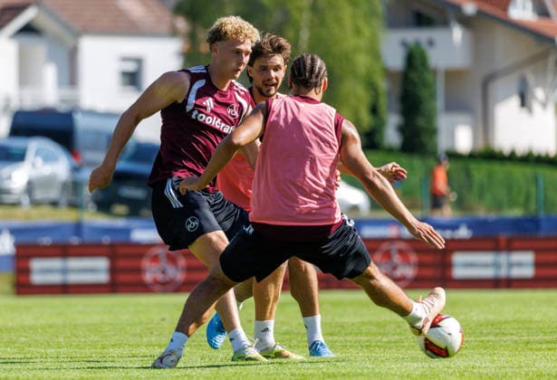 22.07.2026 - Fussball - 2. Fussball-Bundesliga - Saison 2026 2027 - 1. FC Nürnberg FCN Club - Trainingslager Sommer Sommertrainingslager Gais - Bruneck - Südtirol - Zink DaMa - xdaxmax - Piet Scobel (19, 1. FC Nürnberg FCN ) Fynn Otto (20, 1. FC Nürnberg FCN ) Rafael Lubach (18, 1. FC Nürnberg FCN ) *** July 22, 2026 Soccer 2 Soccer Bundesliga 2026–2027 Season 1 FC Nuremberg FCN Club Summer Training Camp Summer Training Camp in Gais, Brunico, South Tyrol Zink DaMa xdaxmax Piet Scobel 19, 1 FC Nuremberg (FCN) Fynn Otto, 20, 1 FC Nuremberg (FCN) Rafael Lubach, 18, 1 FC Nuremberg (FCN)