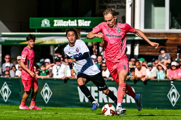 22.07.2026, AUT, Fußball, Herren, 1. Bundesliga, FSP, Saison 2026 2027, Zell am Ziller, SV Werder Bremen vs Fagiano Okayama Jun Nishikawa (Fagiano Okayama, 66), Amos Pieper (Werder Bremen, 5) setzt sich durch Zell am Ziller Parkstadion Tirol Österreich *** July 22, 2026, Austria, Soccer, Men s, 1st Bundesliga, FSP, 2026–2027 Season, Zell am Ziller, SV Werder Bremen vs. Fagiano Okayama; Jun Nishikawa (Fagiano Okayama), 66; Amos Pieper (Werder Bremen), 5; Werder Bremen wins at Zell am Ziller Parkstadion, Tyrol, Austria Copyright: xNordphotox xHafnerx
