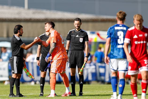 SOCCER - Schalke vs Kharkiv, test match KEMATEN,AUSTRIA,22.JUL.26 - SOCCER - 1. DFL, 1. Deutsche Bundesliga, Premjer-Liha, FC Schalke 04 vs FC Kharkiv, test match. Image shows Kevin Mueller (Schalke), assistant referee Onur Yayar and Philip Gschliesser.  GEPAxpictures xMarkoxVulic