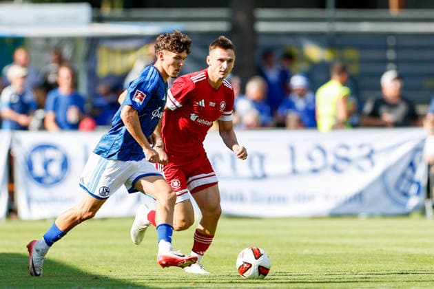 SOCCER - Schalke vs Kharkiv, test match KEMATEN,AUSTRIA,22.JUL.26 - SOCCER - 1. DFL, 1. Deutsche Bundesliga, Premjer-Liha, FC Schalke 04 vs FC Kharkiv, test match. Image shows Louis Tober (Schalke) and Moussa Sylla (Schalke).  GEPAxpictures xMarkoxVulic